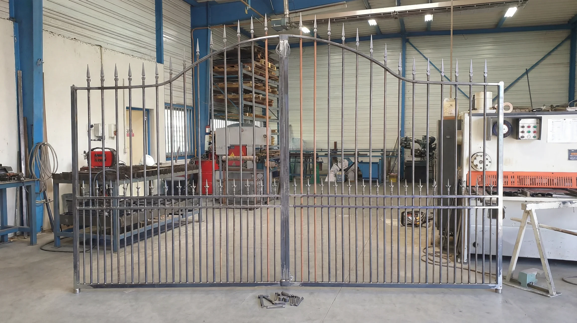 Couloir intérieur moderne aux lignes épurées avec structure métallique blanche et verrières latérales